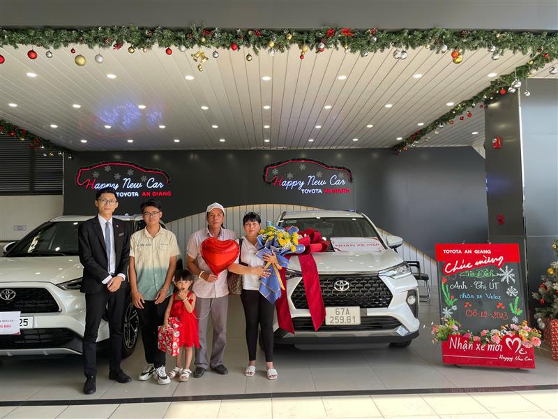 Bàn giao xe cho gia đình Anh chị Út - Tân Châu xe Veloz Cross Top