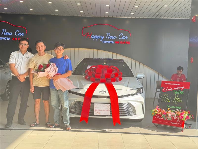 Bàn giao xe cho gia đình Anh Hiếu - Chợ Mới - Camry 2.5Q HEV