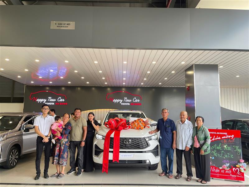 Bàn giao xe cho gia đình Anh Rit Thy - Tri Tôn xe INNOVA CROSS