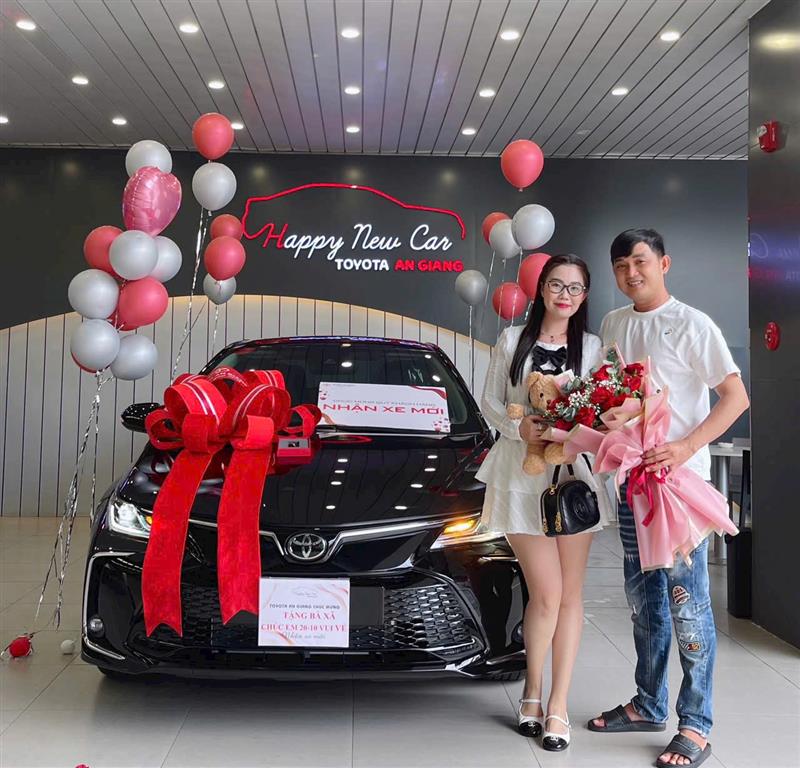 Bàn giao xe cho gia đình Anh Thành - Phú Tân xe COROLLA ALTIS